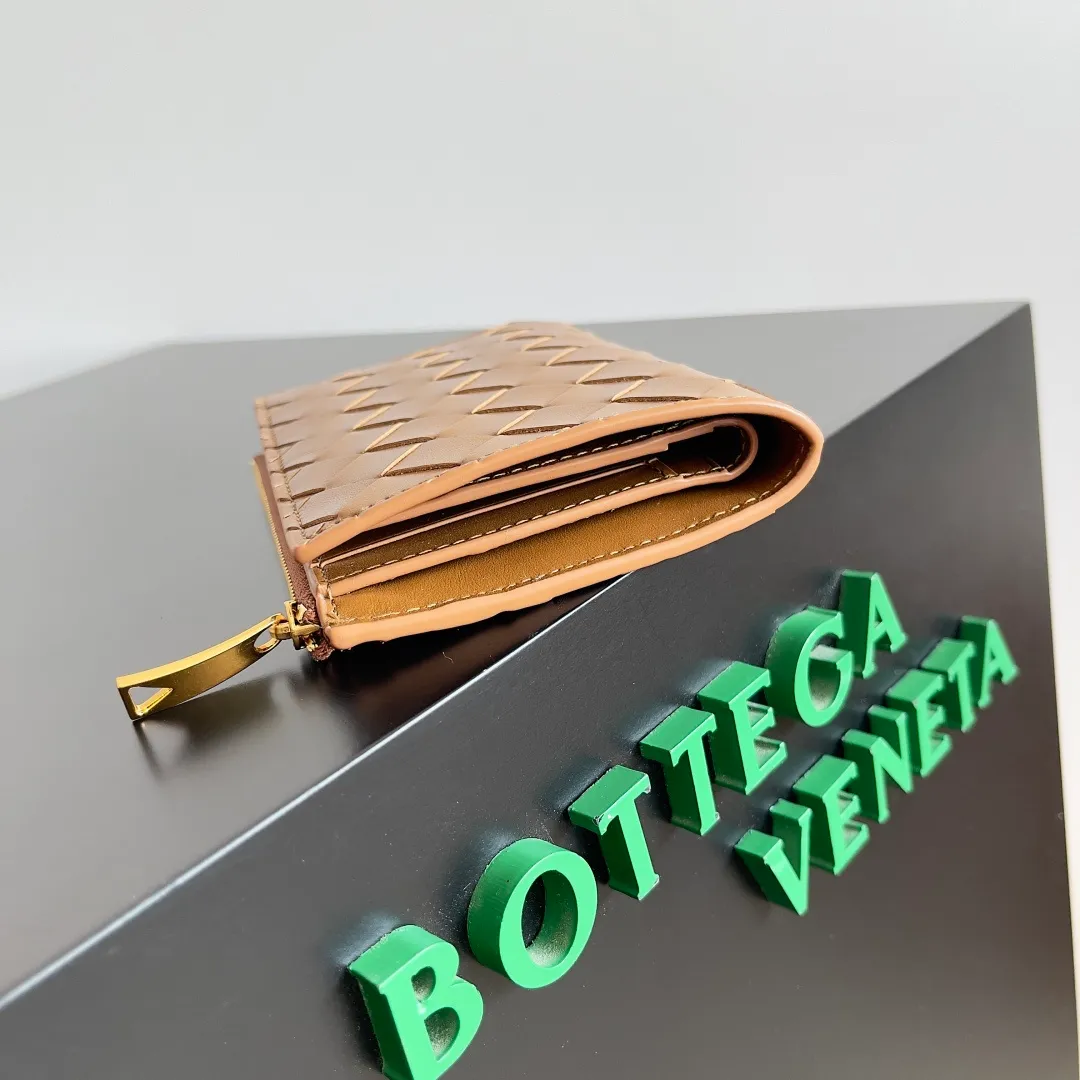 Batch 960 of BOTTEGA VENETA’s new woven small wallets are now shipping! ! ! 🥰🥰Made of carefully selected first-layer sheepskin fabric, this small luxury wallet has an elegant appearance and is also full of practicality. It can store change, driver's license and various cards at the same time. It is so small that it can be put in your pocket and carried with you. It is really convenient [Applause][Applause] Style No.: 667468 Size: 14.5*9.3*2cm